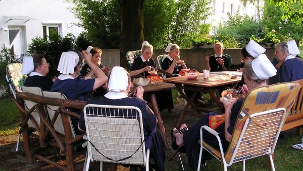 Diakonissenhaus Bethlehem, Karlsruhe  -- Feiern im Garten

Klicken fr das nchste Bild