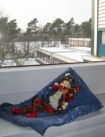 Diakonissenhaus Bethlehem, Karlsruhe  -- Wintermnnchen im Treppenhausfenster

Klicken fr das nchste Bild