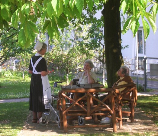 Diakonissenhaus Bethlehem, Karlsruhe  -- Begegnung im Garten

Klicken fr das nchste Bild