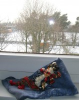 Diakonissenhaus Bethlehem, Karlsruhe  -- Wintermnnchen im Treppenhausfenster